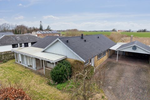 Rummelig og indflytningsklar villa med udsigt over eng og mark