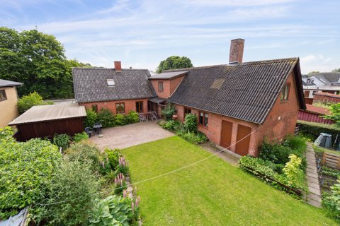 Stor ejendom med plads til hele familien