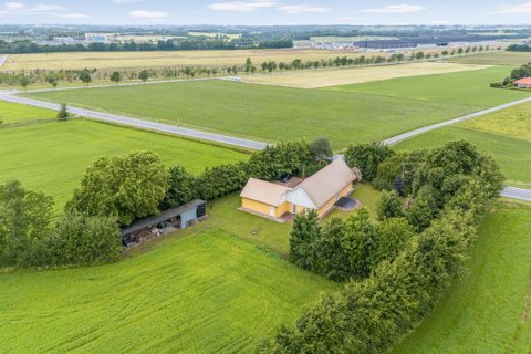 Rummelig bolig med et samlet jordstykke på 2 hektar