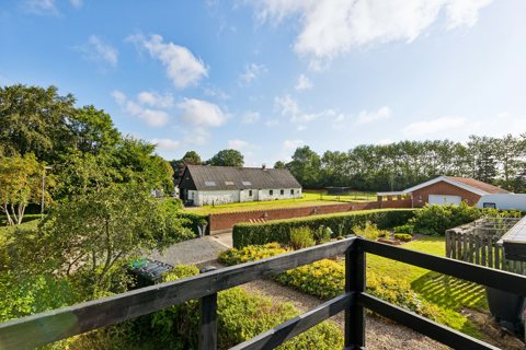 Idyl og charme på stor grund – villa med nyere tag og masser af muligheder