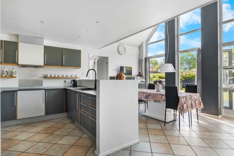 Stor og velholdt villa på hele 165 m² med højt til loft