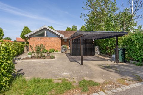Velholdt ende rækkehus med pænt køkken fra 2008, carport og dejlig gårdhave