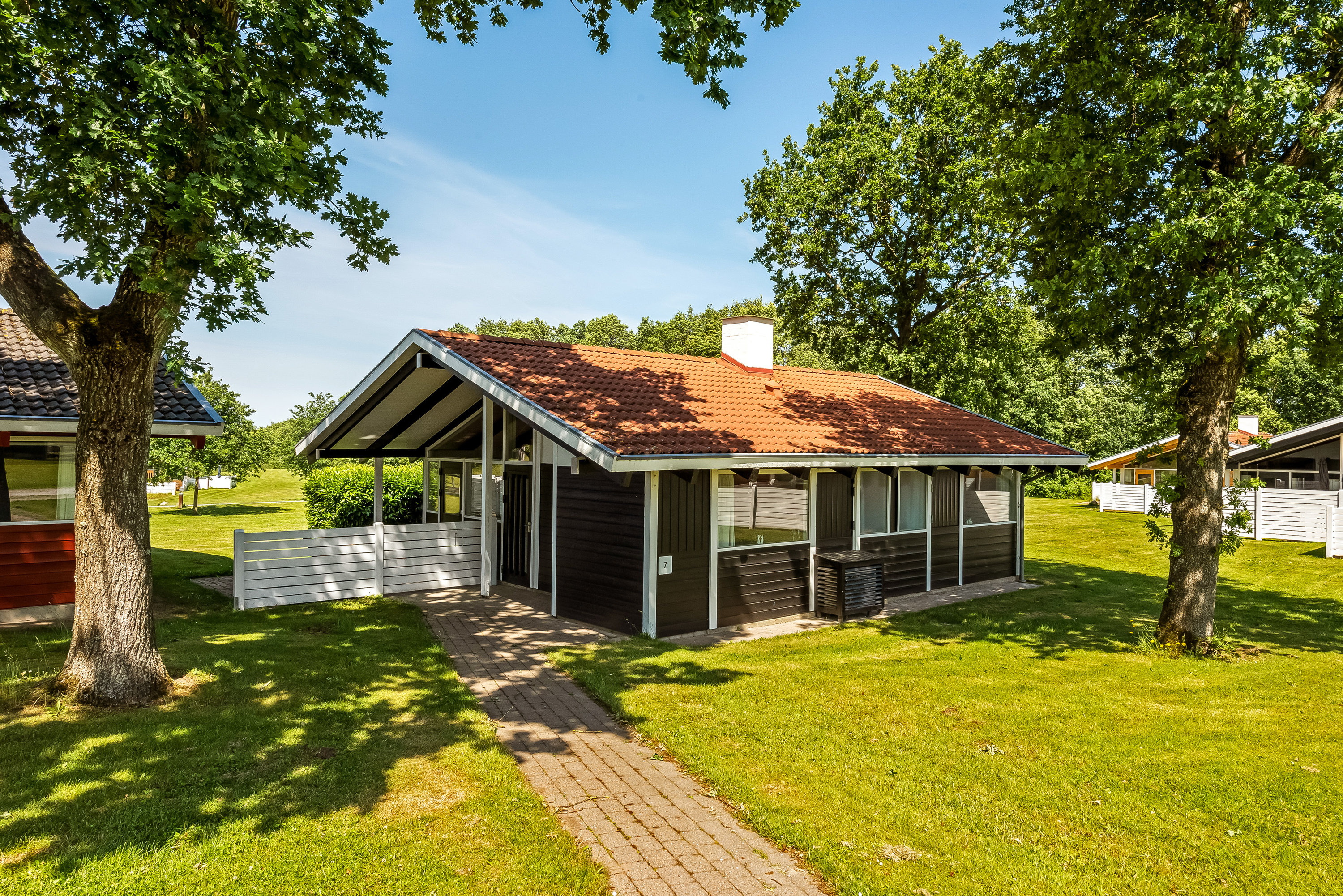 Dejligt, lyst og velindrettet sommerhus med solrigt terrassemiljø - Visning 2
