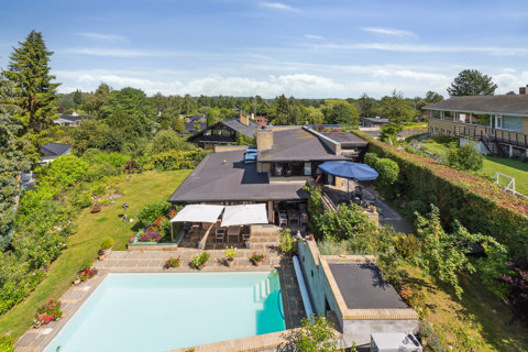 248 m² arkitekttegnet drømmeoase på en af Gl. Holtes mest attraktive adresser – med opvarmet pool, sydvendt have og en helt unik atmosfære, skabt af Bertel Udsen.