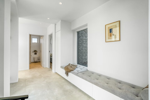 LUKSUS MATERIALER! Villa i funkisstil i børnevenligt kvarter nær skøn natur & sø.