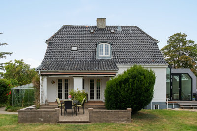 Charmerende og klassisk villa direkte til Emdrup Sø med en fantastisk have