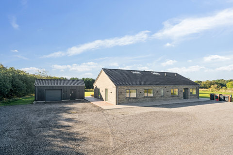 Nyere kvalitetsvilla fra 2015 – med stor grund på hele 8.800 m².