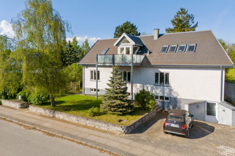 Stort og nydeligt familiehus, der er opført i gode materialer samt med rigtig god plads!