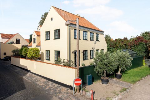 329 m2 gennemført liebhaverejendom få skridt fra havnen og Øresund