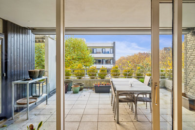 Sublim hjørnelejlighed med stor terrasse, køkken-alrum, nyere bad & gæstetoilet