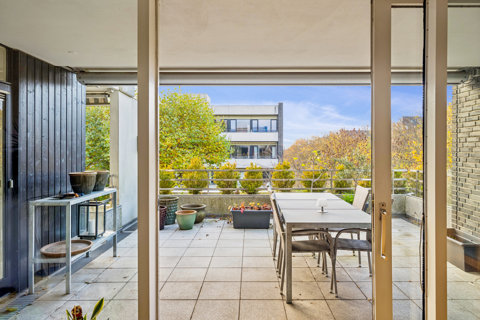 Sublim hjørnelejlighed med stor terrasse, køkken-alrum, nyere bad & gæstetoilet