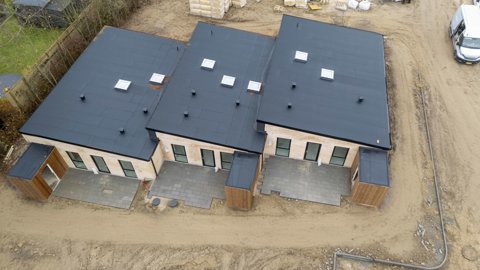 Nyopførte 1-plans arkitekttegnede rækkevillaer med attraktiv placering.