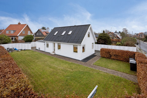 Indflytningsklar og gennemrenoveret villa på 158 etagemeter - Fantastisk solrig have