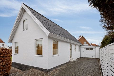Indflytningsklar og gennemrenoveret villa på 158 etagemeter - Fantastisk solrig have