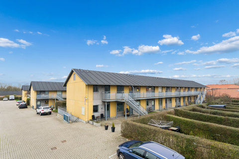 Flot andelsbolig fra 2004, med direkte udgang til skøn terrasse og have, beliggende attraktivt!