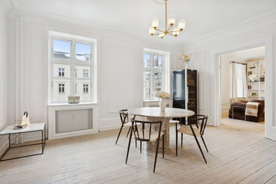 Sjældent udbudt herskabelig lejlighed på Vesterbro!