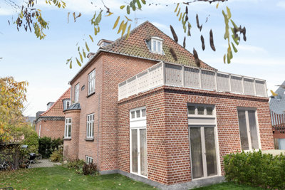 SKØN FAMILIEVENLIG VILLALEJLGHED I 2 PLAN MED KOMMENDE TAGTERRASSE.