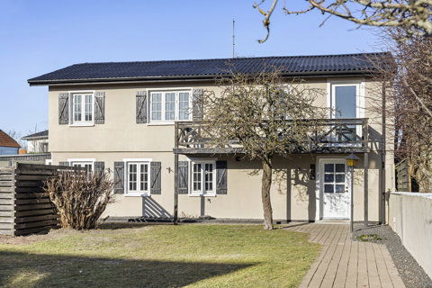 Helårsbolig/fritidsbolig og havneliv i hjertet af Strandby