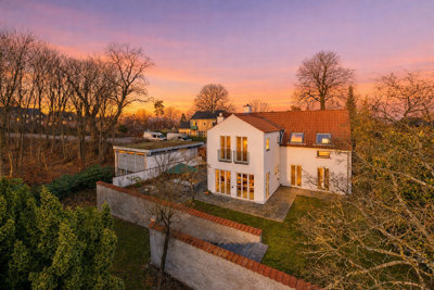 Renoveret villa i Vedbæk på hele 320 etagemeter, placeret direkte til Trørød Hegn, bare 250 m. fra strand og havn.