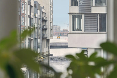 Stor hjørnelejlighed med karnap og kanaludsigt