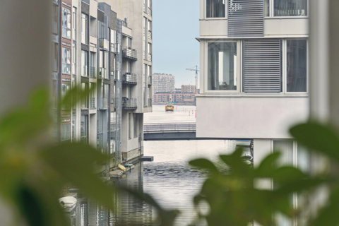 Stor hjørnelejlighed med karnap og kanaludsigt