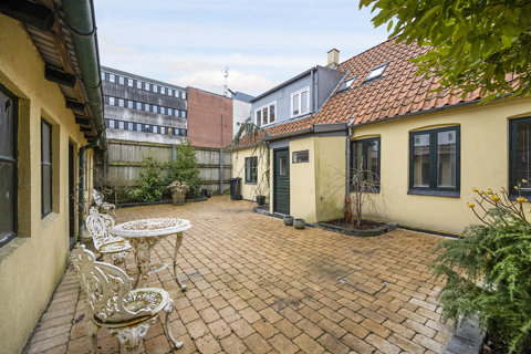 Byhus på unik beliggenhed med uanede muligheder