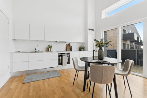 Penthouse lejlighed fra 2019, med sydvest vendt altan, elevator, gulvvarme, hems og en super central placering