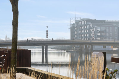 Første række til vandet med ca. 4 meter til loftet og egen solrig terrasse!