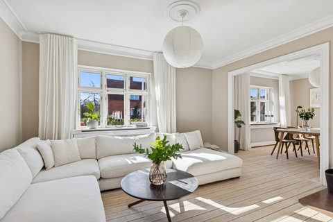 Gennemrenoveret murermestervilla med 270 etagemeter i hjertet af Vanløse