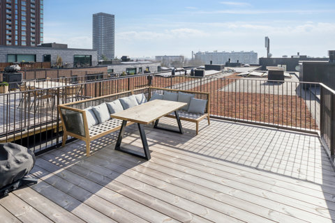 UDEN BOPÆLSPLIGT - Lys og moderne 3-værelses lejlighed med stor tagterrasse