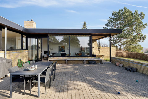 Arkitekttegnet endegårdhavehus på hele 208 etagemeter med Henrikshaves bedste placering og storslået udsigt over naturen.