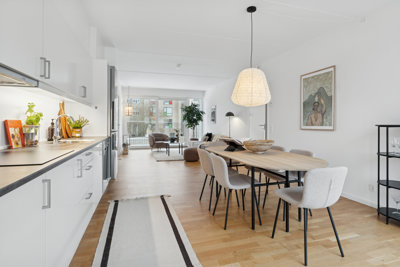 EGEN SOLRIG TERRASSE OG HAVESTYKKE!