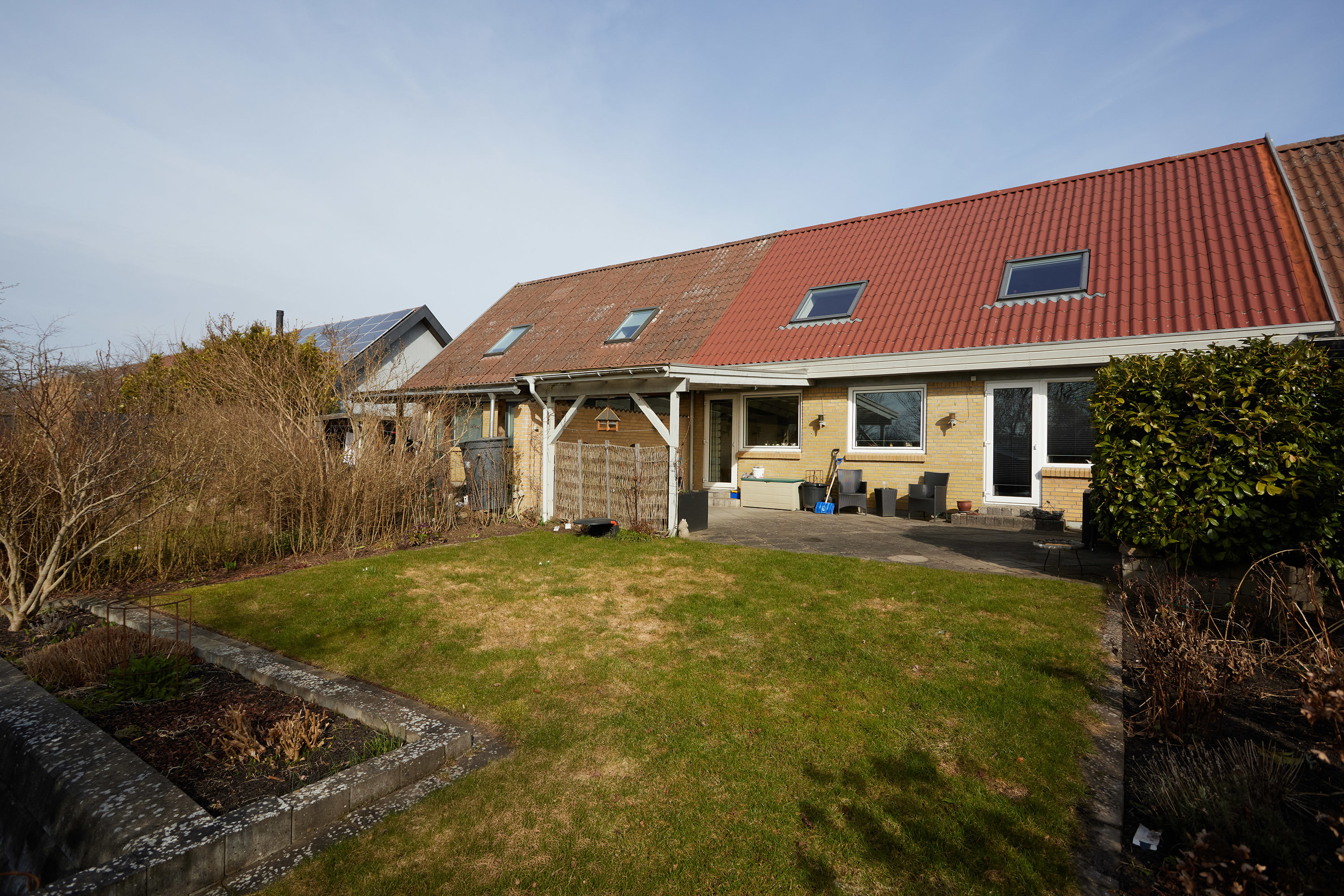 Stort rækkehus på 170 m² med skøn beliggenhed på lukket vænge og tag fra 2014 – pohled 2