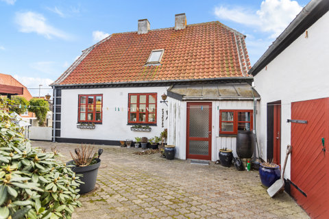 CHARMERENDE OG SPÆNDENDE VILLA PÅ 1.251M2 STOR GRUND