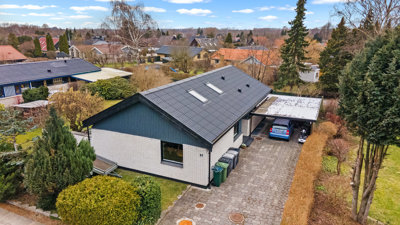Skøn villa med masser af plads, lys og hyggelige rammer i hjertet af Ejby