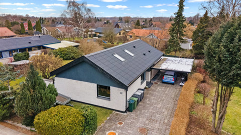Skøn villa med masser af plads, lys og hyggelige rammer i hjertet af Ejby