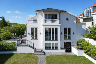 Indflytningsklar liebhavervilla på hele 450 m2 med udsigt til Øresund og Pool!