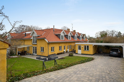 Landlig idyl tæt på byen – et hus der skal opleves!