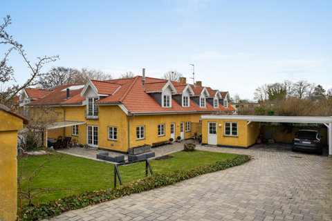 Landlig idyl tæt på byen – et hus der skal opleves!