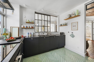 Villa med atmosfære og en vildt hyggelig have med noter af Toscana