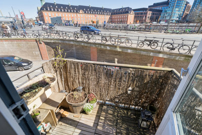 Eksklusiv herskabslejlighed med solrig sydøstvendt balkon i hjertet af København.