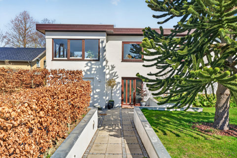 Moderniseret villa med unikt lysindfald, udsigt mod København og indbydende uderum – rolig beliggenhed i Tune