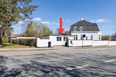 BELIGGENDE I GÅ AFSTAND TIL SHOPPING, INDKØB OG DAMHUSSØEN