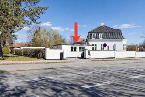 BELIGGENDE I GÅ AFSTAND TIL SHOPPING, INDKØB OG DAMHUSSØEN