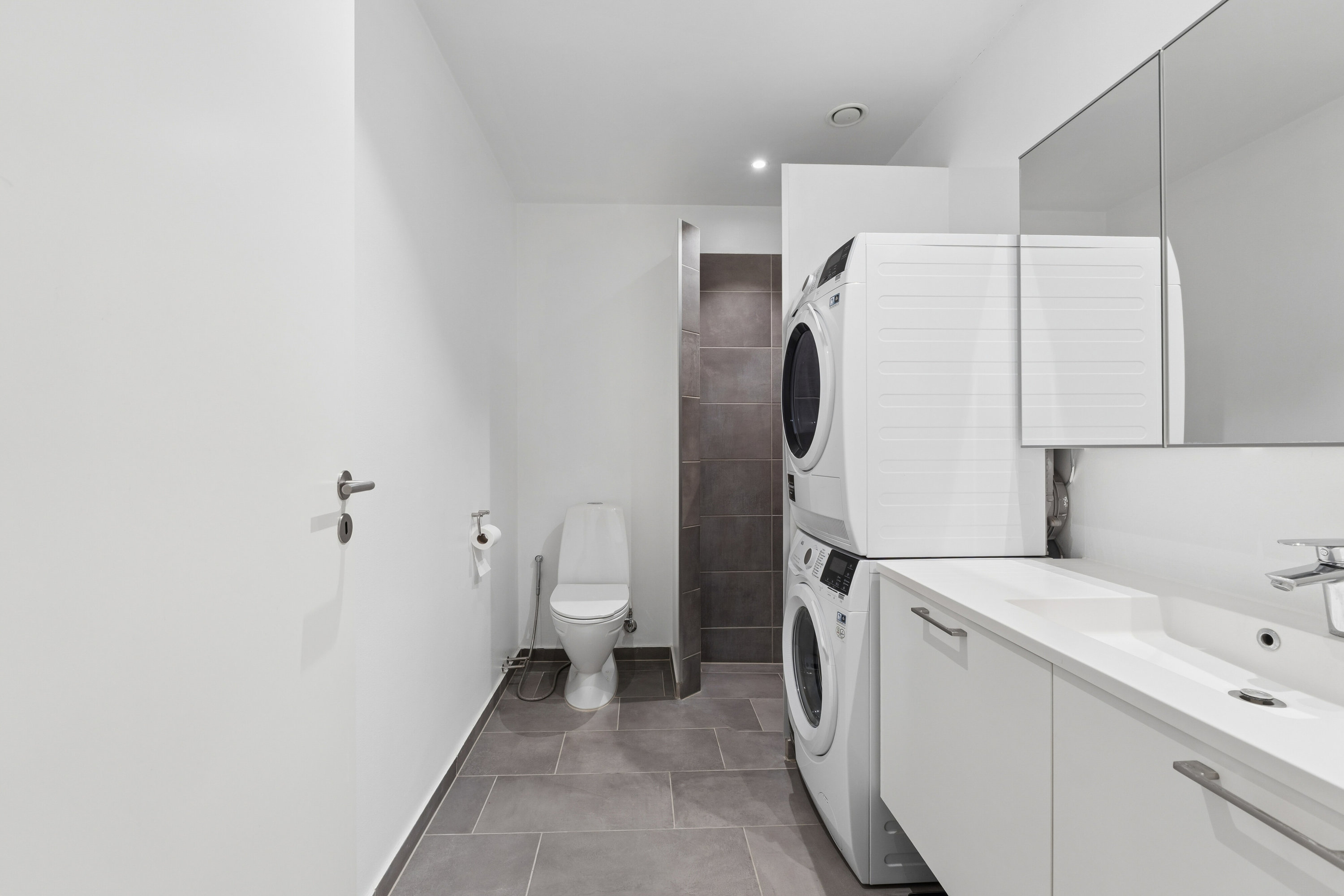 Moderne dobbelthus fra 2020 – 116 m² i ét plan – lys og stilren indretning. - Flere