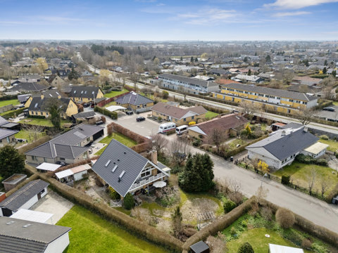 Klassisk villa med god plads og fleksibel planløsning Inden for en kilometer af skole og S-tog