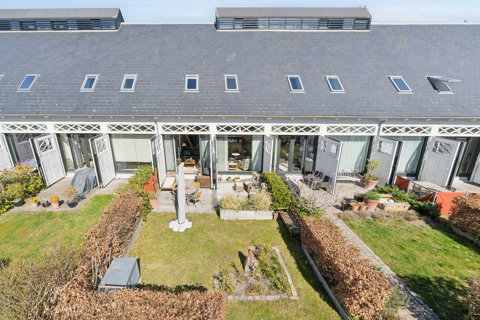 Historisk rækkehus i absolut særklasse – direkte til vandet på Holmens kanal.