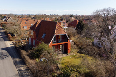 Stor smuk rødpudset villa på en skøn hjørnegrund i Dyssegårdskvarteret