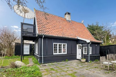Charmerende og stemningsfuld villa med unik sjæl og hyggelig gårdhave