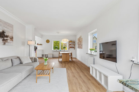 INDFLYTNINGSKLAR MURMESTERVILLA MED 227 ANVENDELIGE ETAGEMETER